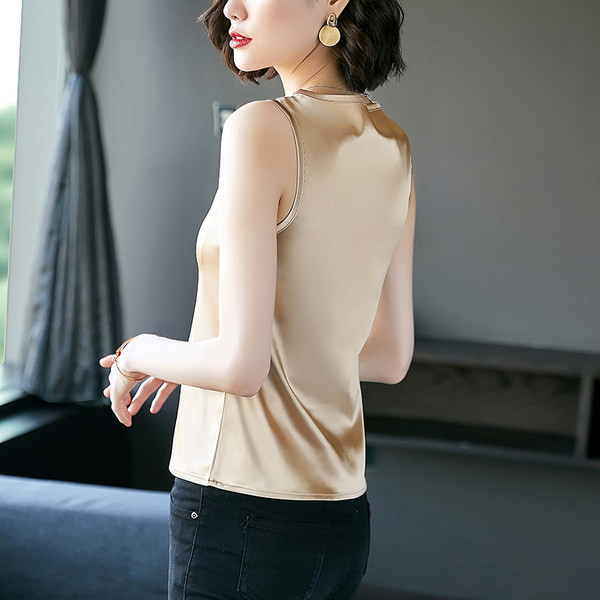 Sieviešu satīna tops ar O veida kakla izgriezumu