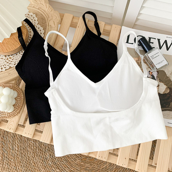 Jauna modeļa sieviešu topiņš ar špica kakla izgriezumu un plānām lencītēm baltā un melnā krāsā