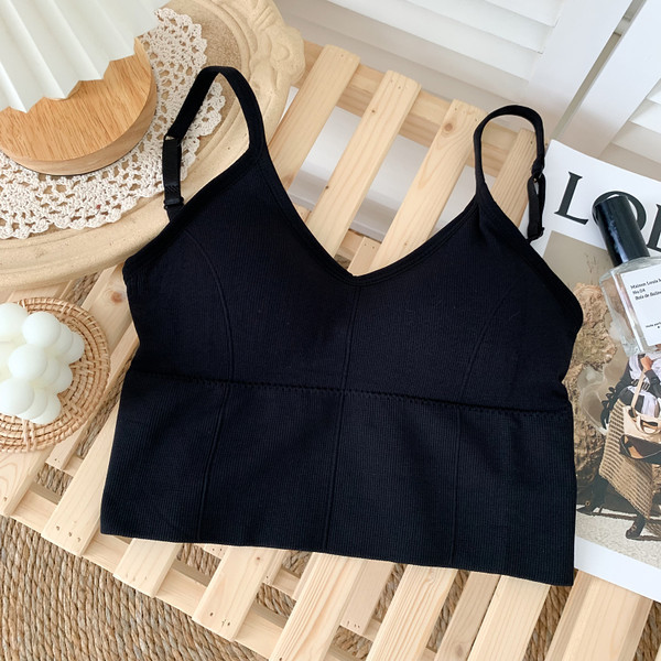 Jauna modeļa sieviešu topiņš ar špica kakla izgriezumu un plānām lencītēm baltā un melnā krāsā