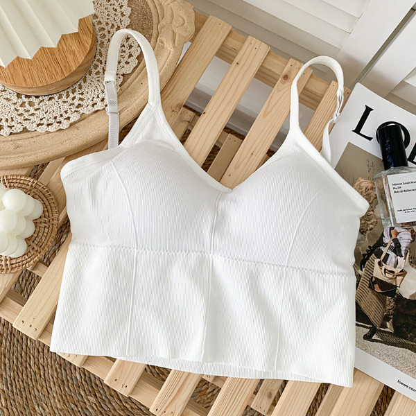 Jauna modeļa sieviešu topiņš ar špica kakla izgriezumu un plānām lencītēm baltā un melnā krāsā