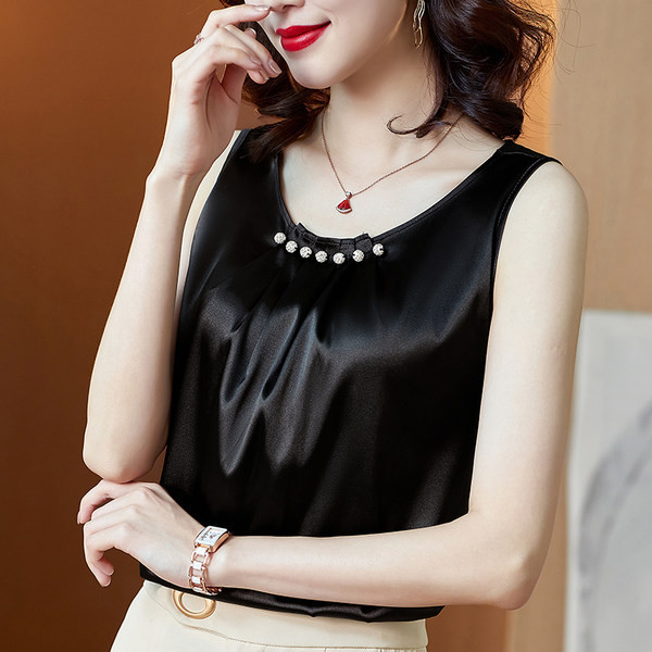 Moteriškas satininis apatinis trikotažas su plačiais petnešėlėmis ir perlais