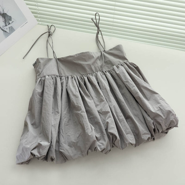 Īss, plats sieviešu modelis ar plānām lencēm