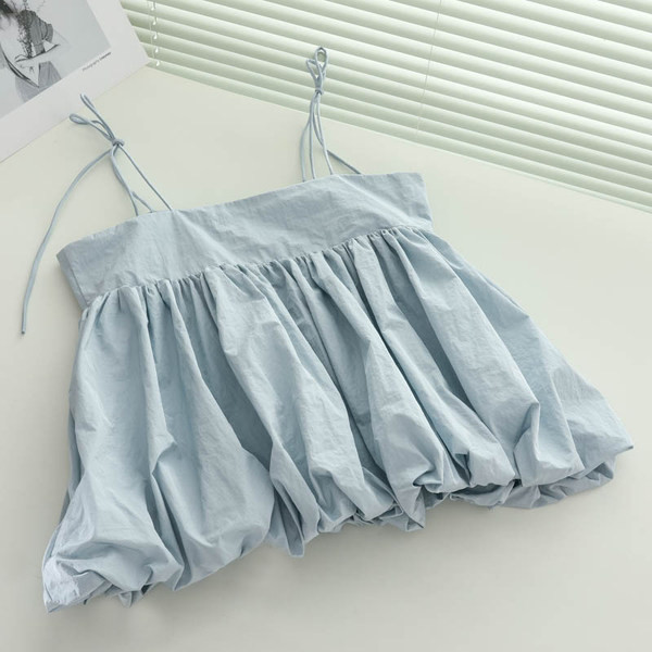 Īss, plats sieviešu modelis ar plānām lencēm