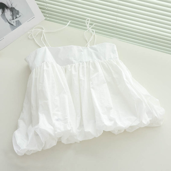 Īss, plats sieviešu modelis ar plānām lencēm