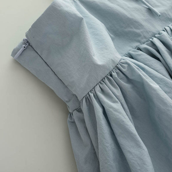 Īss, plats sieviešu modelis ar plānām lencēm