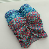 Pašreizējais sieviešu krūtis ar ziedu rakstu