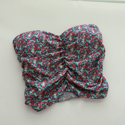 Pašreizējais sieviešu krūtis ar ziedu rakstu