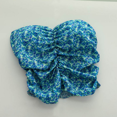 Pašreizējais sieviešu krūtis ar ziedu rakstu