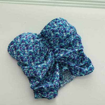 Pašreizējais sieviešu krūtis ar ziedu rakstu