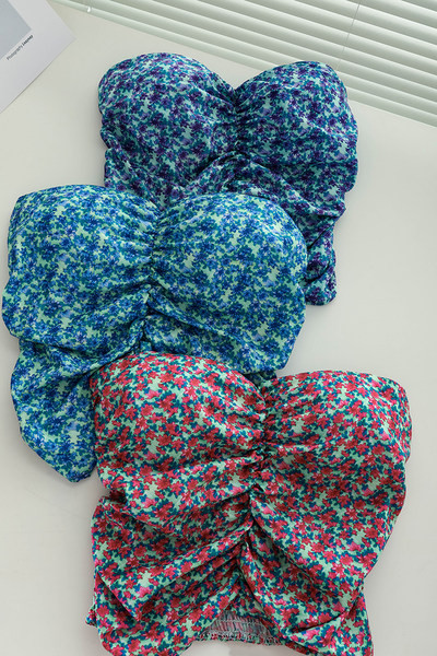 Pašreizējais sieviešu krūtis ar ziedu rakstu