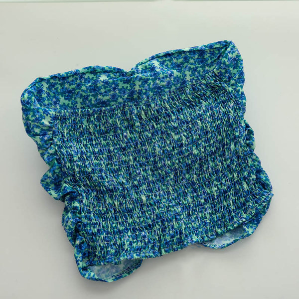 Pašreizējais sieviešu krūtis ar ziedu rakstu