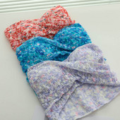 Sieviešu moderns krūtis ar ziedu rakstu