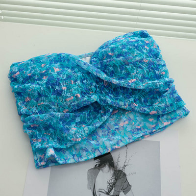 Sieviešu moderns krūtis ar ziedu rakstu