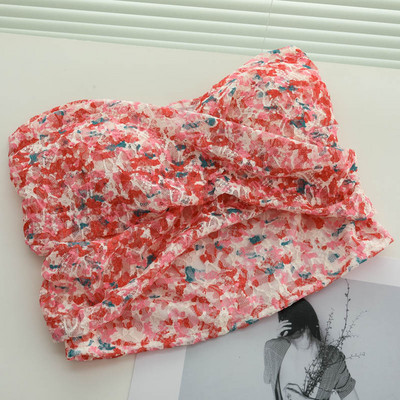 Sieviešu moderns krūtis ar ziedu rakstu