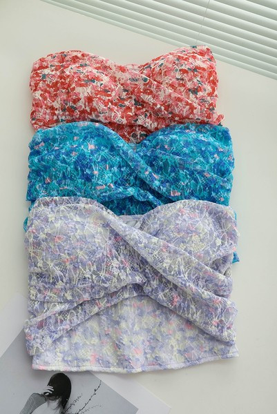 Sieviešu moderns krūtis ar ziedu rakstu