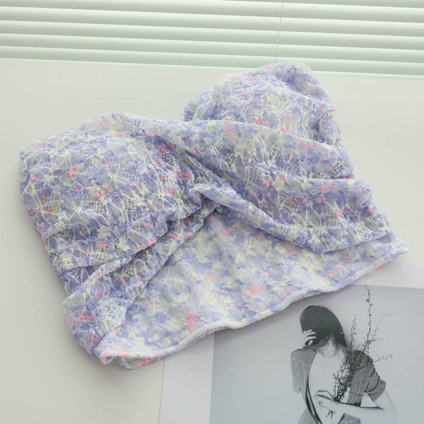 Sieviešu moderns krūtis ar ziedu rakstu