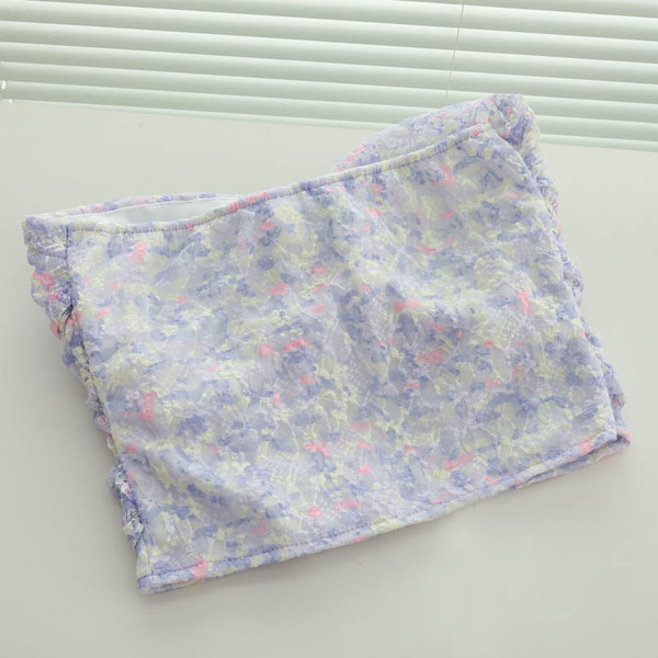 Sieviešu moderns krūtis ar ziedu rakstu