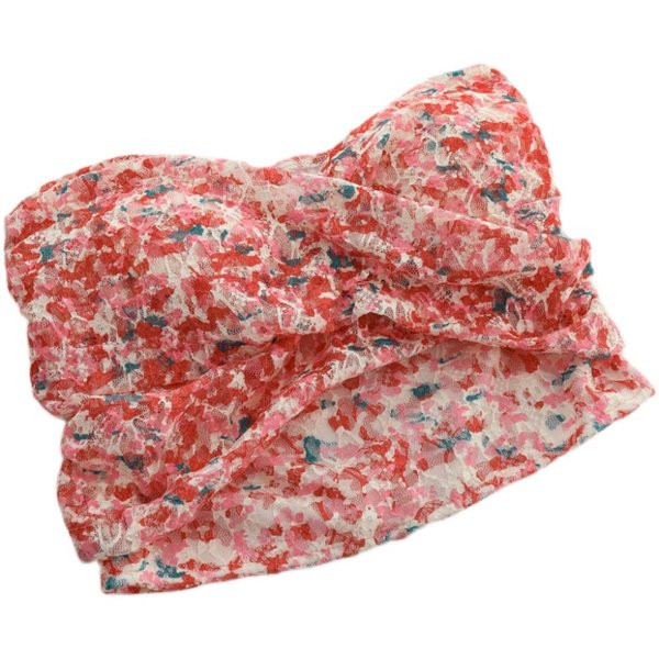 Sieviešu moderns krūtis ar ziedu rakstu