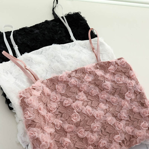 Stilīgs sieviešu krūtis ar plānām lencēm un 3D elementiem