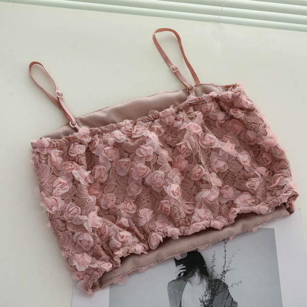 Stilīgs sieviešu krūtis ar plānām lencēm un 3D elementiem