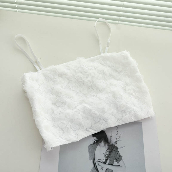 Stilīgs sieviešu krūtis ar plānām lencēm un 3D elementiem