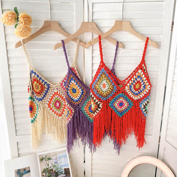 Sieviešu trikotāžas tops ar bārkstīm un ziedu rakstu