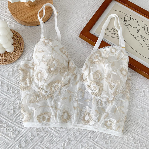 Mūsdienīgs sieviešu krūšturs ar izšuvumu un plānām lencītēm