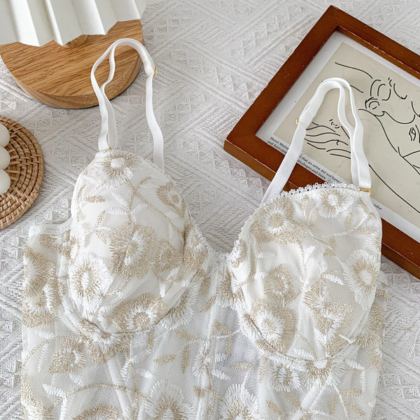 Mūsdienīgs sieviešu krūšturs ar izšuvumu un plānām lencītēm