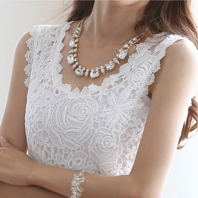 Stilīgs sieviešu mežģīņu tops ar ovālu kakla izgriezumu