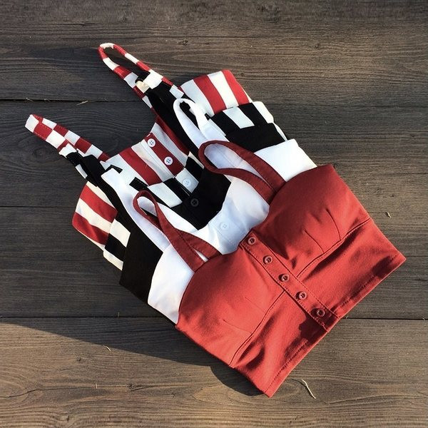 Moderns sieviešu krūšu kurvis ar pogām divos modeļos