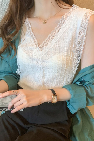 Γυναικείο αμάνικο δαντελωτό μπλουζάκι με λαιμόκοψη και φαρδιά λουράκια