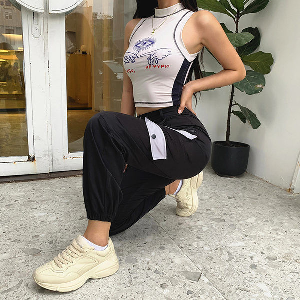 Maieu modern de damă, cu o inscripție și un guler înalt