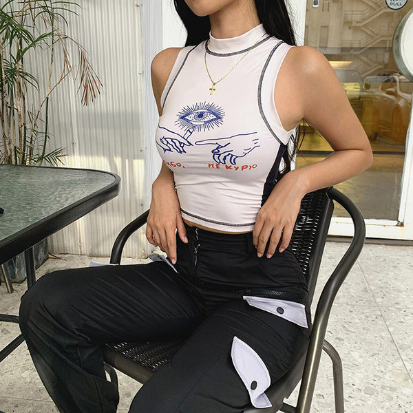 Maieu modern de damă, cu o inscripție și un guler înalt