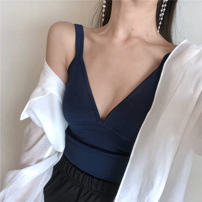 Jauna modeļa topiņš ar V veida izgriezumu un plānām lencītēm