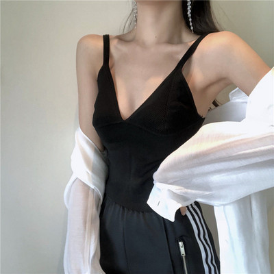 Jauna modeļa topiņš ar V veida izgriezumu un plānām lencītēm