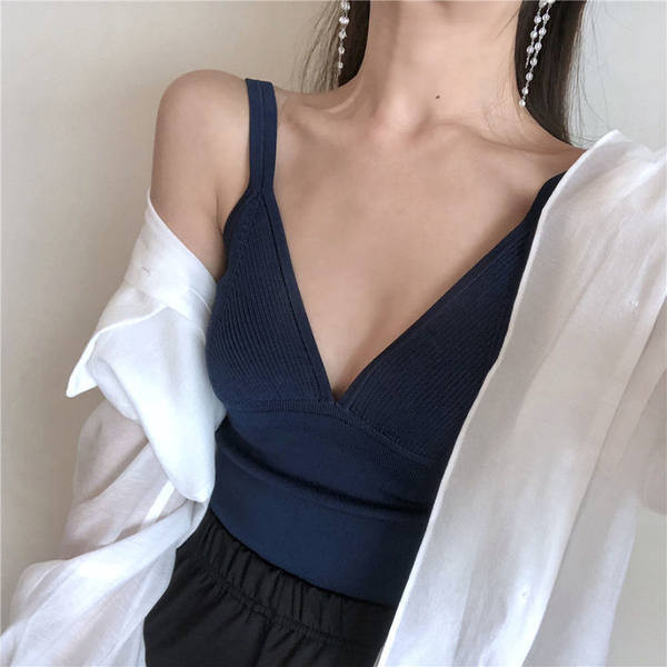 Jauna modeļa topiņš ar V veida izgriezumu un plānām lencītēm