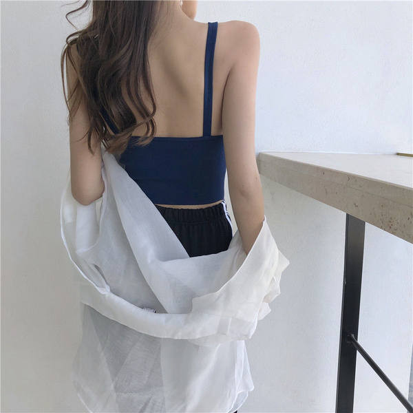 Jauna modeļa topiņš ar V veida izgriezumu un plānām lencītēm