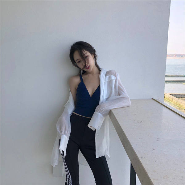 Jauna modeļa topiņš ar V veida izgriezumu un plānām lencītēm