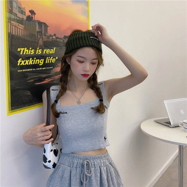 Sieviešu ikdienas īss tops ar izšūtu uzrakstu