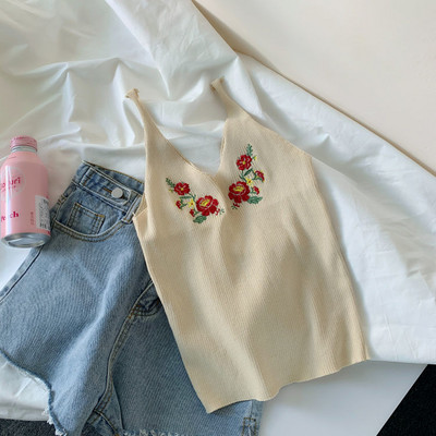 Top de damă din tricot subțire cu flori brodate