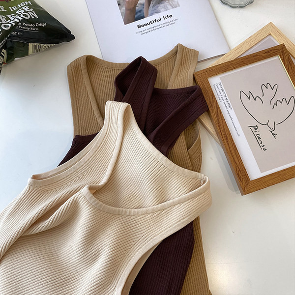 Sieviešu vienkrāsains tops ar O veida kakla izgriezumu