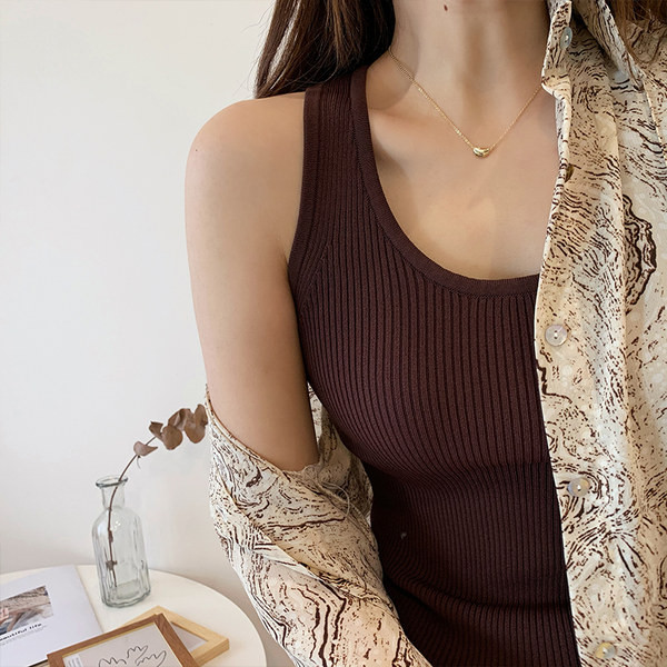 Sieviešu vienkrāsains tops ar O veida kakla izgriezumu