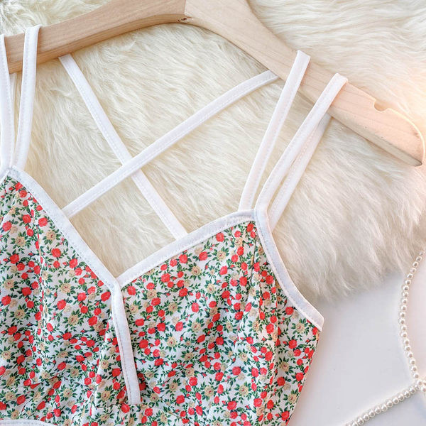 Късо дамско бюстие с флорален десен и тънки презрамки 