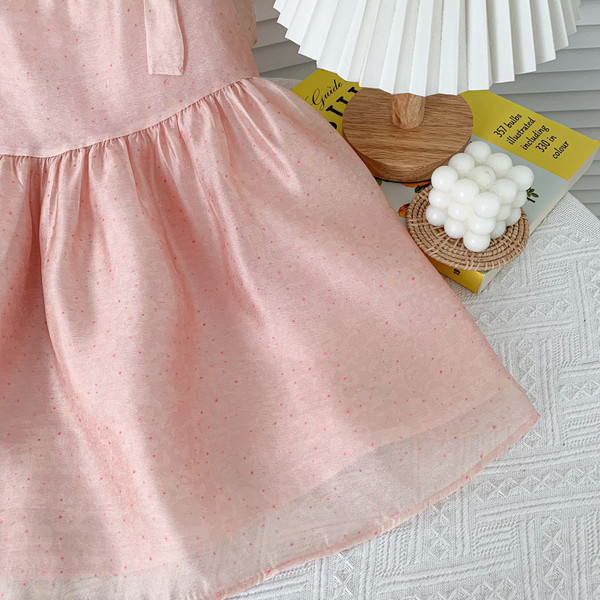 Izgriezta modeļa sieviešu topiņš ar rozā siksnām