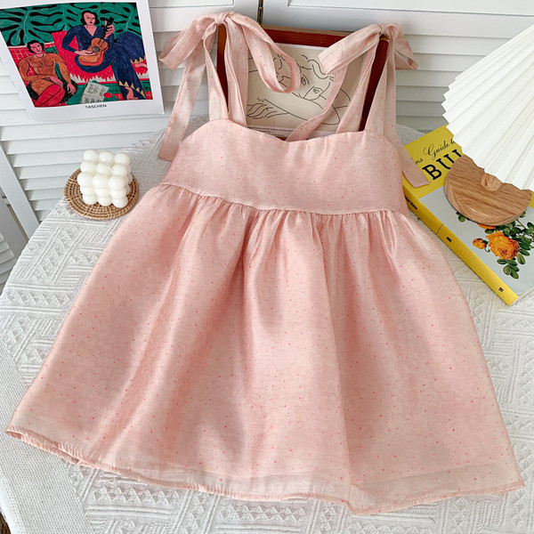 Izgriezta modeļa sieviešu topiņš ar rozā siksnām