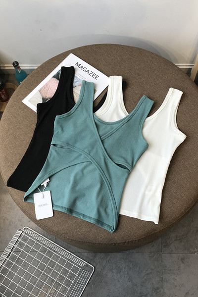 Ženska majica bez rukava od samta sa širokim naramenicama i špic izrezom