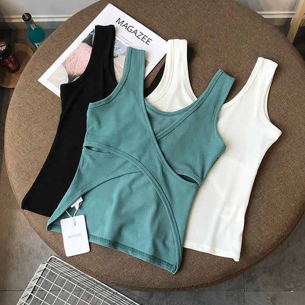 Ženska majica bez rukava od samta sa širokim naramenicama i špic izrezom