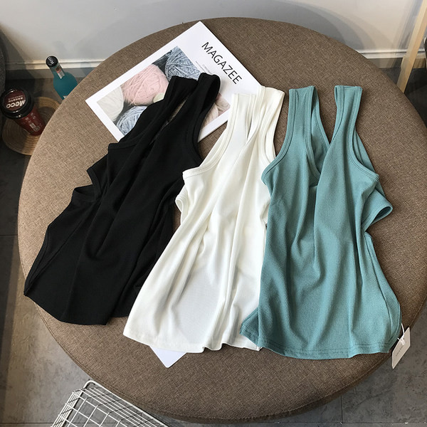 Ženska majica bez rukava od samta sa širokim naramenicama i špic izrezom