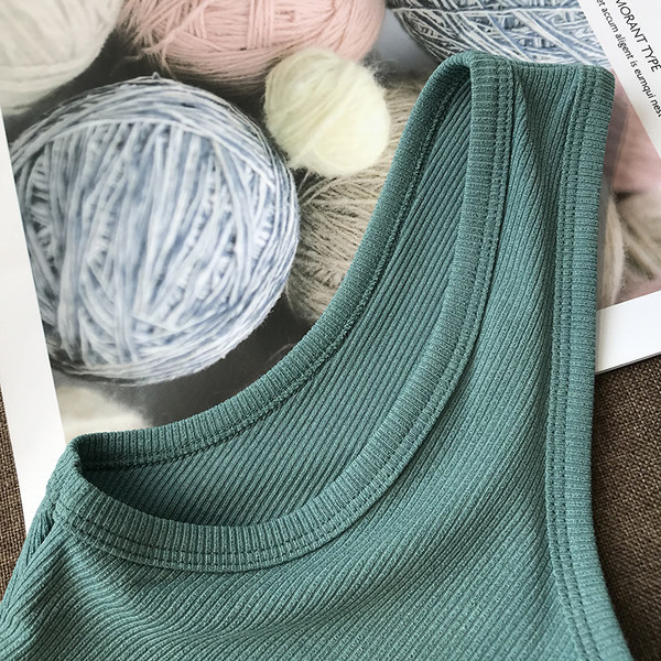 Ženska majica bez rukava od samta sa širokim naramenicama i špic izrezom