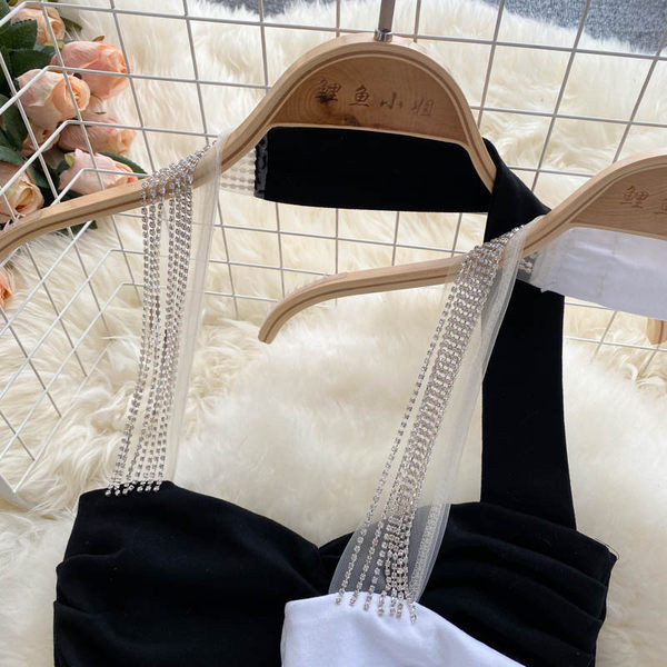 Дамски потник с метална декорация в бял и черен цвят 